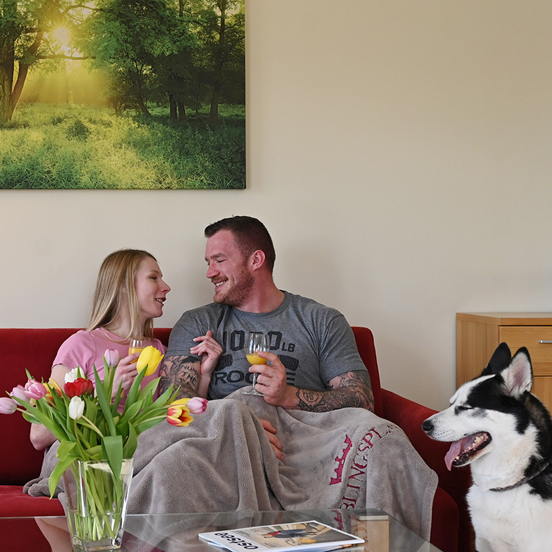 Ferienwohnung Sofa Paar Hund